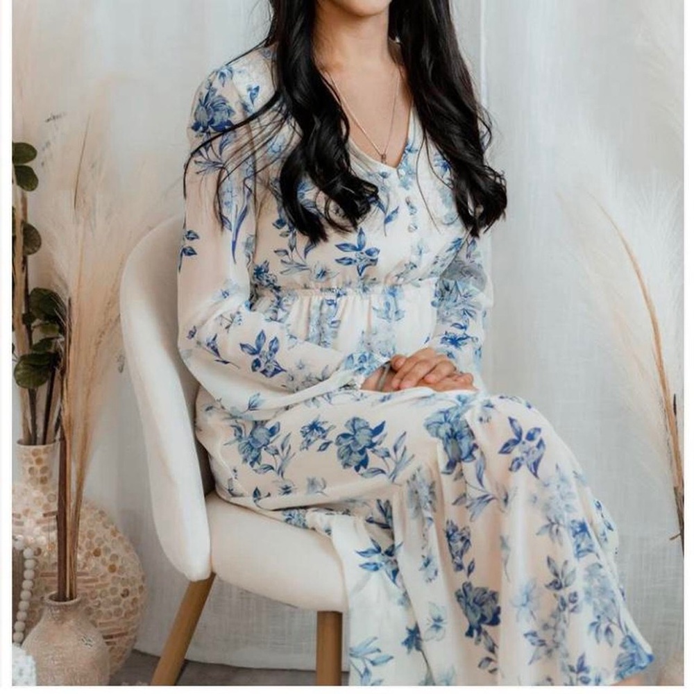 **SOLD** White and Blue Floral Midi Dress 🕊
